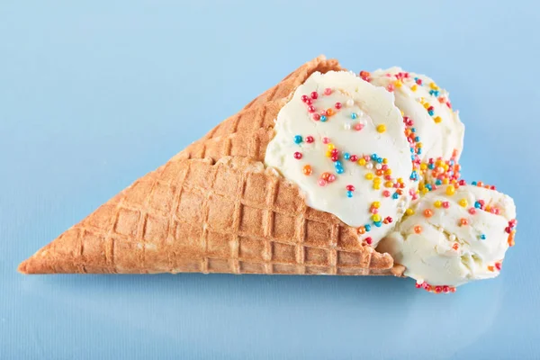 Bola Krim Dengan Taburan Gula Berwarna Waffle Cone Blue Background — Stok Foto