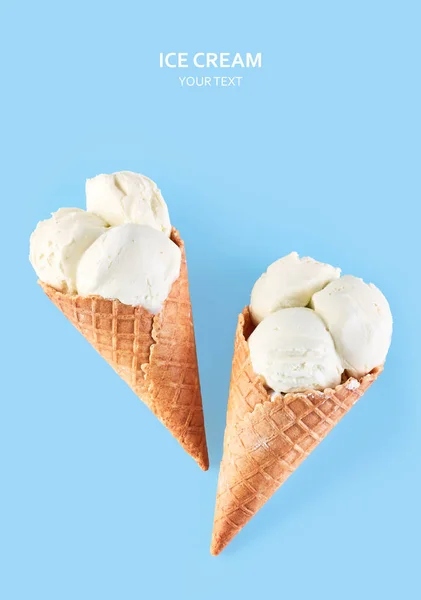 Mavi Bir Arka Plan Üzerinde Bir Gözleme Külah Dondurma Topları — Stok fotoğraf