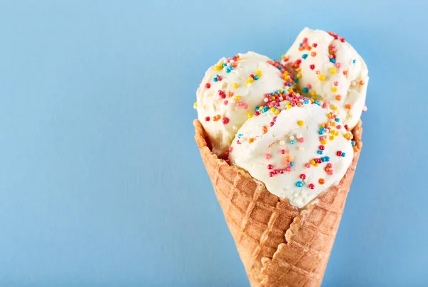 Bola Krim Dengan Taburan Gula Berwarna Waffle Cone Blue Background — Stok Foto