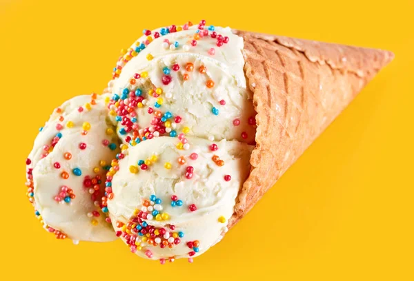 Dondurma Topları Renkli Şeker Sprinkles Bir Gözleme Koni Üzerinde Sarı — Stok fotoğraf
