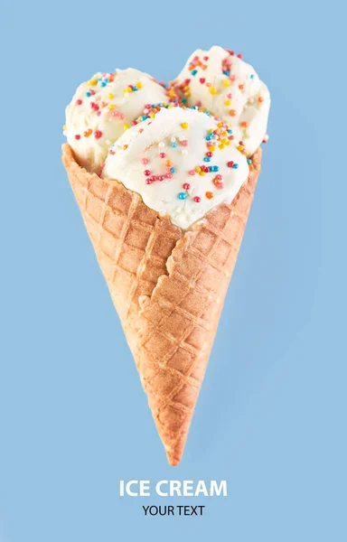 冰淇淋球在一个蓝色的背景华夫饼锥 香草冰淇淋在华夫饼锥 — 图库照片