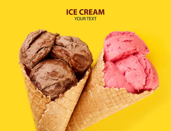 Eiskugeln Einem Waffelkegel Auf Gelbem Hintergrund Schokoladeneis Waffelkegel — Stockfoto