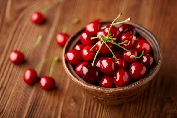 Frische Rote Kirsche Auf Dunklem Holzgrund Kirschen Gesundes Ernährungskonzept — Stockfoto