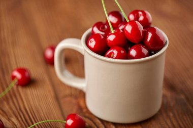 Koyu ahşap arka plan üzerinde taze kırmızı kiraz. Kiraz. Sağlıklı gıda kavramı.