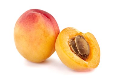 İzole kayısı. Beyaz arka plan üzerinde izole taze kayısı meyve. Tropikal arka plan. Taze meyve. Metniniz için yer.