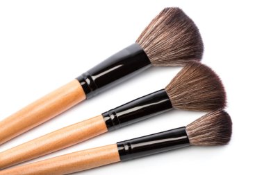 Beyaz bitti izole çeşitli makyaj fırçaları. ahşap makyaj fırçaları. Duo fiber Vakfı makyaj fırça. Stil. Moda. Son saatlerinde yanında bulunanlar. Kozmetik.