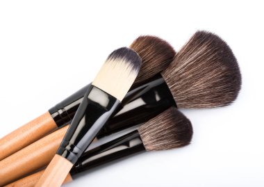 Beyaz bitti izole çeşitli makyaj fırçaları. ahşap makyaj fırçaları. Duo fiber Vakfı makyaj fırça. Stil. Moda. Son saatlerinde yanında bulunanlar. Kozmetik.