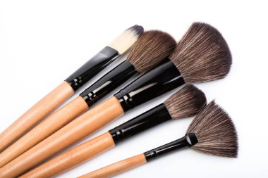 Beyaz bitti izole çeşitli makyaj fırçaları. ahşap makyaj fırçaları. Duo fiber Vakfı makyaj fırça. Stil. Moda. Son saatlerinde yanında bulunanlar. Kozmetik.