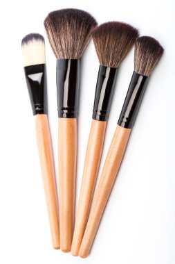 Beyaz bitti izole çeşitli makyaj fırçaları. ahşap makyaj fırçaları. Duo fiber Vakfı makyaj fırça. Stil. Moda. Son saatlerinde yanında bulunanlar. Kozmetik.