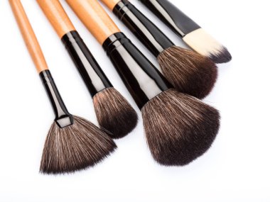 Beyaz bitti izole çeşitli makyaj fırçaları. ahşap makyaj fırçaları. Duo fiber Vakfı makyaj fırça. Stil. Moda. Son saatlerinde yanında bulunanlar. Kozmetik.