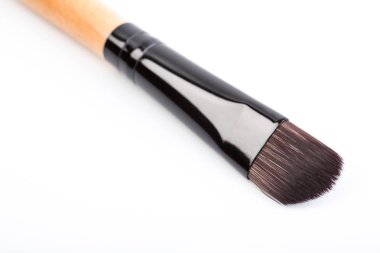 Beyaz bitti izole çeşitli makyaj fırçaları. ahşap makyaj fırçaları. Duo fiber Vakfı makyaj fırça. Stil. Moda. Son saatlerinde yanında bulunanlar. Kozmetik.