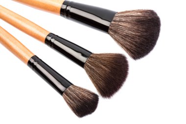 Beyaz bitti izole çeşitli makyaj fırçaları. ahşap makyaj fırçaları. Duo fiber Vakfı makyaj fırça. Stil. Moda. Son saatlerinde yanında bulunanlar. Kozmetik.