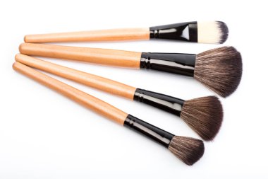 Beyaz bitti izole çeşitli makyaj fırçaları. ahşap makyaj fırçaları. Duo fiber Vakfı makyaj fırça. Stil. Moda. Son saatlerinde yanında bulunanlar. Kozmetik.