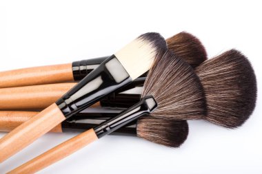 Beyaz bitti izole çeşitli makyaj fırçaları. ahşap makyaj fırçaları. Duo fiber Vakfı makyaj fırça. Stil. Moda. Son saatlerinde yanında bulunanlar. Kozmetik.