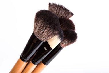 Beyaz bitti izole çeşitli makyaj fırçaları. ahşap makyaj fırçaları. Duo fiber Vakfı makyaj fırça. Stil. Moda. Son saatlerinde yanında bulunanlar. Kozmetik.