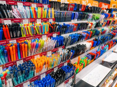 Dnipro, UKRAINE 09.06.2025: Kırtasiye mağazası ve ofis malzemelerinin raflarındaki renkli kalem ve işaretler, öğrenim, iş, eğitim ve yaratıcılık için çeşitli yazma araçları