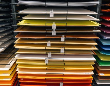 Dnipro, UKRAINE 09.06.2025: Kırtasiye dükkanındaki kağıt kağıtlar okul, ofis, sanat projeleri, tasarım, el sanatları, eğitim, hobiler ve yaratıcı işler için çok renkli çizim kağıtları ve karton