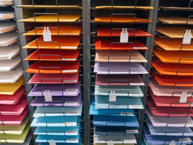 Dnipro, UKRAINE 09.06.2025: Kırtasiye dükkanındaki kağıt kağıtlar okul, ofis, sanat projeleri, tasarım, el sanatları, eğitim, hobiler ve yaratıcı işler için çok renkli çizim kağıtları ve karton