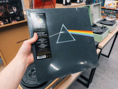 Dnipro, UKRAINE 09.06.2025: Pink Floyd plak kaydı The Dark Side of the Moon 'un 50. yıl dönümü versiyonu müzik mağazasında sergilenmektedir.