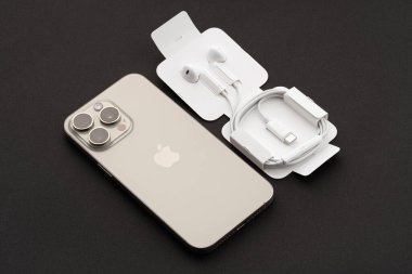 Dnipro, Ukrayna, 29 Nisan 2025: Apple Earpod kulaklıkları. Yeni kablolu Apple Earpod kulaklıklar, yeni Apple Bilgisayar aygıtı. iPhone, Apple Kulaklıklar. Müzik tarzı
