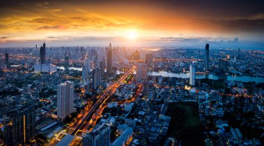 Bangkok manzarası panorama ve gökdelen iş başkentinde ortasına Sathorn Road üzerinde ışık yollar ile hava görünümünü. Modern binalar kat mülkiyeti gündoğumu, Chao Phraya Nehri Bangkok Tayland at.