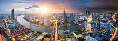 Bangkok manzarası ve gökdelen iş Bangkok şehir merkezinde Sathorn Road üzerinde ışık yollar ile hava görünümünü. Gün batımında Chao Phraya Nehri Bangkok Tayland köprüden Eminönü Panoraması.