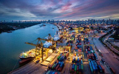 Uluslararası Limanı ithalat ihracat iş lojistik şehir Bangkok Tayland cityscape kaplarda geceleri yükleme Vinçli hava görünümünü