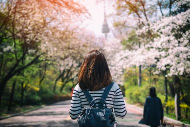 Genç kadın gezgin backpacker N Seul Kulesi Namsan dağ Seoul City, South Korea, içine seyahat.