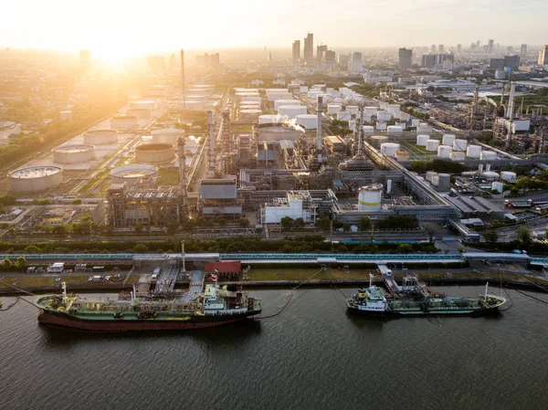 Petrol rafinerisi gece Uluslararası port yakınındaki hava görünümünü. Rafineri tesisi de gündoğumu. Rafineri fabrika ve tank