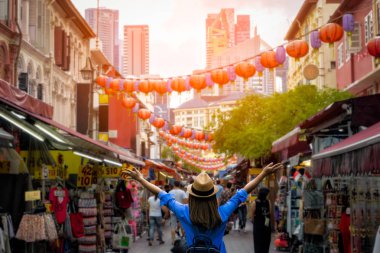 Genç kadın yolcunun sırt çantası ve Chinatown Singapur şehir şehir seyahat şapka ile. Singapur kavramında seyahat