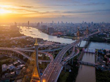 Hava Bhumibol asma köprü görünümünü karşıya araba ile şehir Bangkok Chao Phraya Nehri Köprüsü'nde günbatımı gökyüzü ve bulutlar Bangkok Tayland.