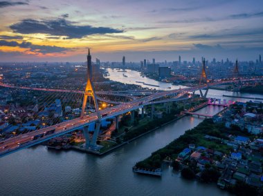 Hava Bhumibol asma köprü görünümünü karşıya araba ile şehir Bangkok Chao Phraya Nehri Köprüsü'nde günbatımı gökyüzü ve bulutlar Bangkok Tayland.