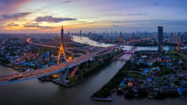 Hava Bhumibol asma köprü görünümünü karşıya araba ile şehir Bangkok Chao Phraya Nehri Köprüsü'nde günbatımı gökyüzü ve bulutlar Bangkok Tayland.