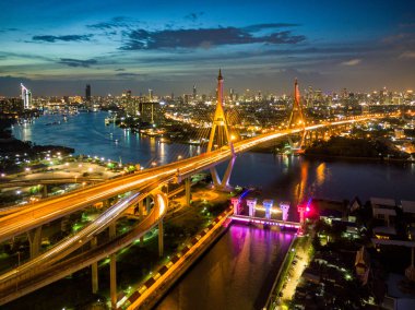 Hava Bhumibol asma köprü görünümünü karşıya araba ile şehir Bangkok Chao Phraya Nehri Köprüsü'nde günbatımı gökyüzü ve bulutlar Bangkok Tayland.