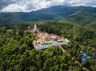 Wat Phra Bu DOI Kham Tapınağı havadan görünümü üst kısmında dağ Chiang Mai, Tayland.