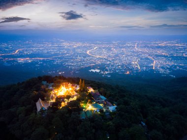 Chiang Mai, Tayland Doi Suthep dağ tepesinde gündoğumu, Wat Phra Bu DOI Suthep tapınağın havadan görünümü.