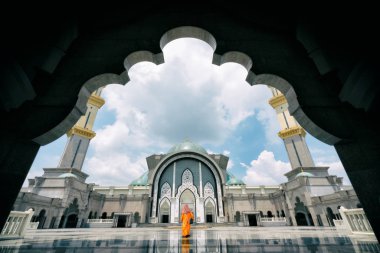 İslam kadını ya da Müslüman kadın Mescid Wilayah Persekutuan 'a ya da Kuala Lumpur Malezya Camii' ne seyahat ediyor.