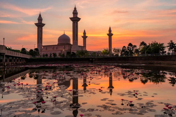 マレーシアのクアラルンプールで反射しながら雄大なジェルトン モスクまたはマスジッド テンク Ampuan ジュマの日の出シーン — ストック写真