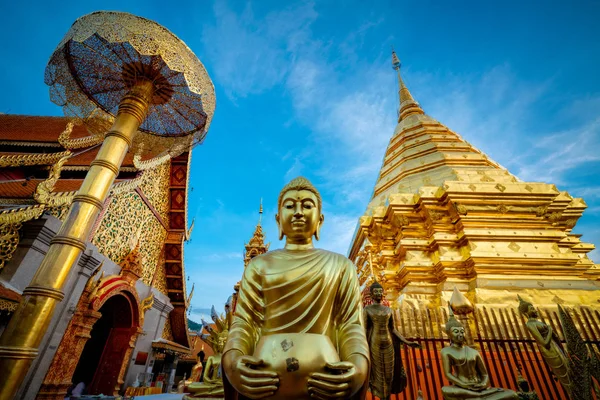 Golden pagoda Wat Phra Bu DOI Suthep tapınak gündoğumu Chiang Mai, Tayland Doi Suthep dağ tepesinde adlı.