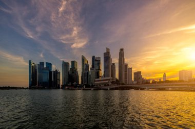 Cityscape Singapur Simgesel Yapı finans bölgesine mavi gökyüzü ve bulutlar ile alacakaranlık yerinde günbatımı, Singapur skycraper. Singapur şehir