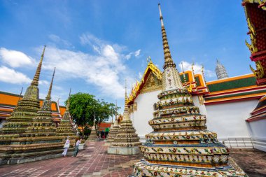 Wat Pho Bangkok Tayland at kadın gezgin. Bangkok Tayland seyahat