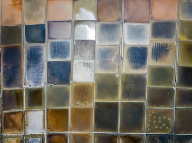 Hava tuzlu su birikintisi ve okyanus tuz kristallerinin dolu tuz buharlaşma gölet manzaralıdır renkli ve canlı