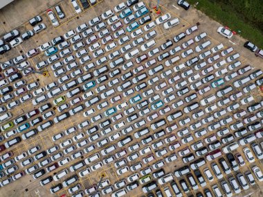 Birçok yeni arabanın içinde satır bekleyen göndermek için satıcı bir otomobil fabrikası ve diğer ülkelere ihracat bekliyor dışında dizilmiş üstten görünüm.