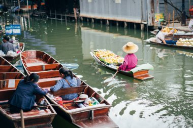 Damnoen Saduak yüzen Pazar Tayland Bangkok Tayland yakınındaki Ratchaburi ilinin Damnoen Saduak İlçesi, en ünlü geleneksel yüzen Pazar olduğunu