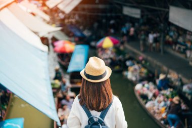 Damnoen Saduak yüzen pazar içinde ziyaret Genç Asyalı kadın Seyahat Tayland Bangkok Tayland yakınındaki Ratchaburi ilinin Damnoen Saduak İlçesi, en ünlü geleneksel yüzen pazar eder