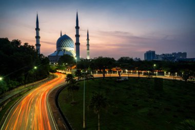 Shah Alam Selangor Kuala Lumpur, Malezya yakındaki Sultanahmet Camii ya da Sultan Salahuddin Abdul Aziz Shah Camii konumda içine yolda araba hafif yollar gündoğumu sahne.