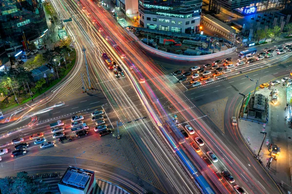 光の夜景コース韓国ソウル市にソウルの江南中央ビジネス地区の交差点経由のトラフィックの速度 — ストック写真