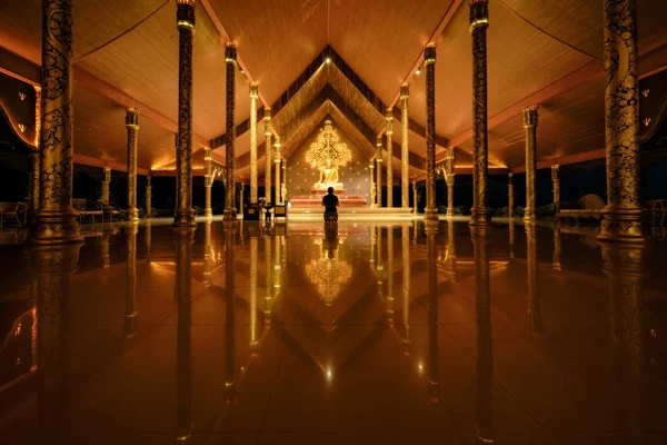 ワット プラオ ウボンラチャタニ ラオスの国境のそばに若い男は旅人と教会や礼拝堂ワット シリントーン Wararam プラオ寺で祈るか — ストック写真