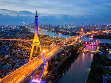 Hava Bhumibol asma köprü görünümünü karşıya araba ile şehir Bangkok Chao Phraya Nehri Köprüsü'nde günbatımı gökyüzü ve bulutlar Bangkok Tayland.