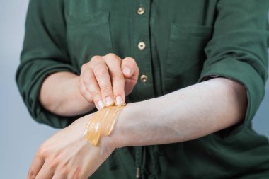 Öğretici saç sugaring, epilasyon, ağda kaldırma. Kadın eller şeker kullanarak yapıştırın. Güzellik Cilt kavramı